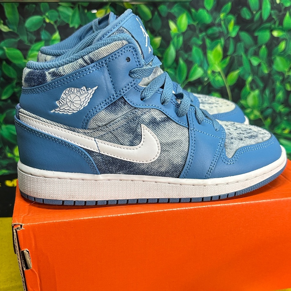 Jordan 1 Mid Washed Denim Size 4.5Y/6W - Picture 2 of 6